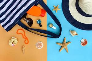 plage sac, Soleil chapeau, crème solaire, perles, coquilles, des lunettes de soleil, cheveux chouchous, clou polonais. Haut voir. photo