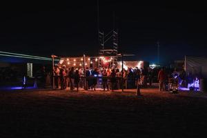 gens en marchant vers le coucher du soleil à une Festival dans le désert à le brûlant homme festival. photo