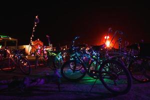 gens en marchant vers le coucher du soleil à une Festival dans le désert à le brûlant homme festival. photo