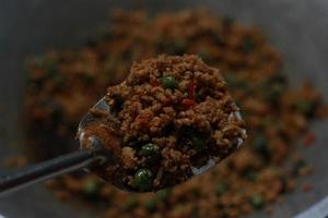 une proche en haut de une côté plat avec sauté leunca et oncom photo