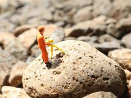 une proche en haut de miniature Les figures de mineurs écrasement rock. exploitation minière photo concept.