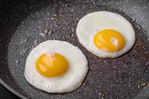 délicieux nutritif Anglais petit déjeuner avec frit des œufs et tomates photo