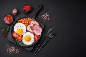 délicieux nutritif Anglais petit déjeuner avec frit des œufs et tomates photo
