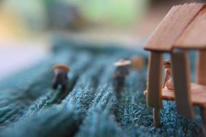 une photo de une miniature figure avec le concept de une thé jardin agriculteur qui est récolte, puis une femmes attendre à le pavillon.