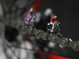 miniature figure de une cycliste équitation sur une vélo chaîne. photo