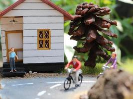une proche en haut de une miniature figure de une cycliste salutation autre personnes. social photo concept.