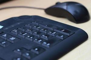 une photo de une noir Souris et clavier à travail avec. La technologie équipement concept photo.