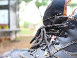 miniature figure de une grimpeur escalade dans Extérieur chaussures. photo