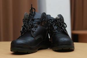détaillé photo de une paire de sécurité des chaussures pour travail. travail protecteur équipement concept photo.