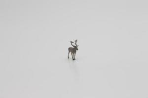 une proche en haut de une miniature figure de une élan photo