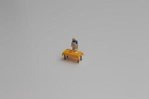 une proche en haut de une miniature figure de une femme portion nourriture photo