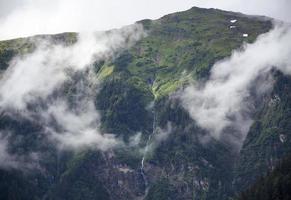 Juneau Montagne entouré par des nuages photo