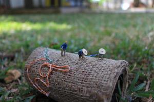 photo de une miniature figure avec le concept de une agriculteur agriculture sur une toile de jute sac