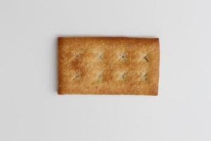 une proche en haut de noix de coco biscuit avec saupoudré sucre isolé sur blanc Contexte. photo