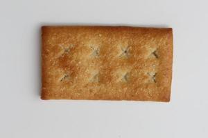 une proche en haut de noix de coco biscuit avec saupoudré sucre isolé sur blanc Contexte. photo