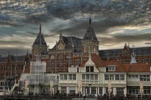 central station dans Amsterdam vieux Maisons vue de canaux photo