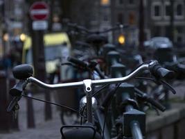 vélo dans Amsterdam vieux Maisons vue de canaux photo