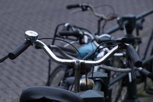 vélo dans Amsterdam vieux Maisons vue de canaux photo