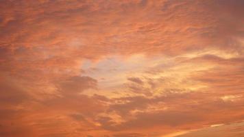 le magnifique le coucher du soleil ciel vue avec le coloré des nuages et chaud lumières dans le ciel photo