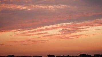 le magnifique le coucher du soleil ciel vue avec le coloré des nuages et chaud lumières dans le ciel photo