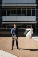 la mariée et jeune marié premier réunion sur le toit de gratte-ciel photo