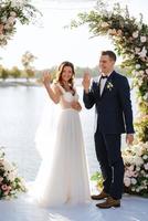 cérémonie de mariage sur une haute jetée près de la rivière photo