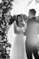 cérémonie de mariage sur une haute jetée près de la rivière photo