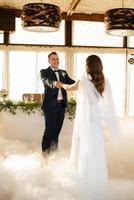 le premier Danse de le la mariée et jeune marié à l'intérieur une restaurant photo