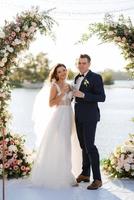 cérémonie de mariage sur une haute jetée près de la rivière photo