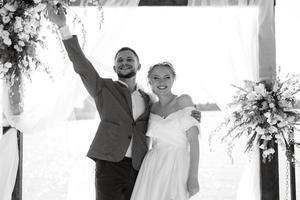 cérémonie de mariage sur une haute jetée près de la rivière photo