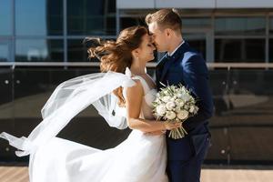 la mariée et jeune marié premier réunion sur le toit de gratte-ciel photo