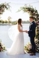 cérémonie de mariage sur une haute jetée près de la rivière photo