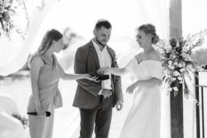 cérémonie de mariage sur une haute jetée près de la rivière photo