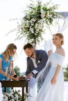 cérémonie de mariage sur une haute jetée près de la rivière photo