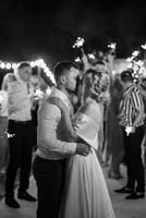 jeunes mariés à un mariage de cierges magiques photo