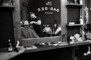 portrait de une Jeune gars jeune marié à le formation camp dans le salon de coiffure photo