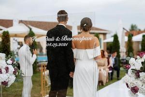 mariage la cérémonie de le jeunes mariés sur le clairière photo