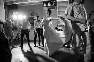 la mariée dans une blanc robe danses émotionnellement photo