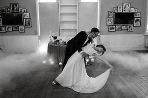 le premier Danse de le la mariée et jeune marié à l'intérieur une restaurant photo