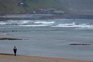 relaxant promenade sur le plage photo