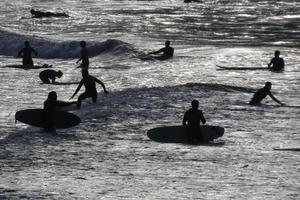 le surf école sur un océan plage photo