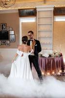 le premier Danse de le la mariée et jeune marié à l'intérieur une restaurant photo