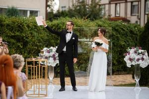 mariage la cérémonie de le jeunes mariés sur le clairière photo