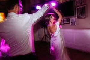 le premier Danse de le la mariée et jeune marié à l'intérieur une restaurant photo