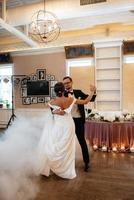 le premier Danse de le la mariée et jeune marié à l'intérieur une restaurant photo