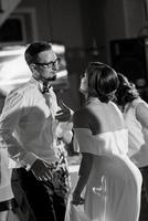 le premier Danse de le la mariée et jeune marié à l'intérieur une restaurant photo