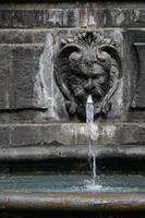 Urbain ornemental l'eau Fontaine dans le ville centre photo