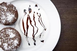 muffins au chocolat avec glace photo