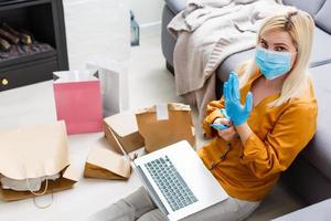 Jeune fille entouré avec sa livré en ligne ordres photo