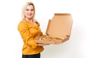 magnifique blond femme manger pièce de Pizza photo